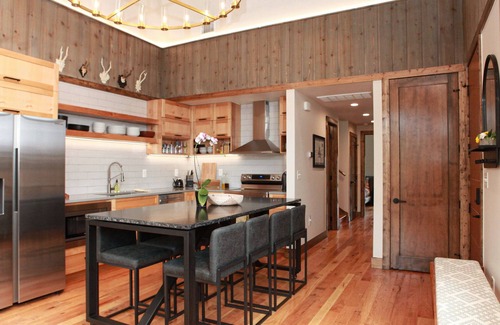 Afton House | Modern Cabin on Monkey Island with Expansive Deck & Hot Tub!