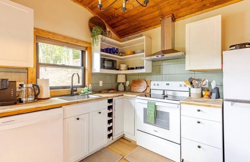 Franklin Cabin | Modern cabin retreat with serene outdoor oasis