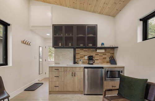 Grant Cabin | Modern Cabin Studio, Peaceful Nature Retreat