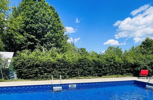 Warrensburg Cabin | Modern cabin w/ heated pool near Lake George