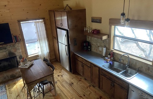 Uvalde Cabin | Modern Cabin with Hill Country Views