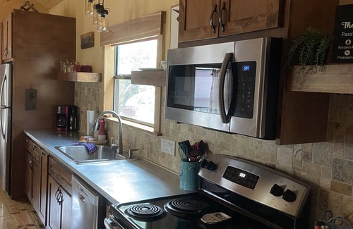 Uvalde Cabin | Modern Cabin with Hill Country Views