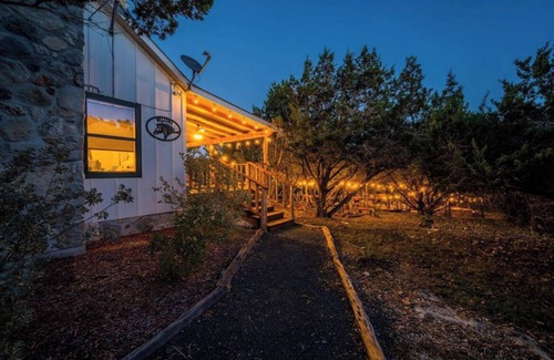 Uvalde Cabin | Modern Cabin with Hill Country Views