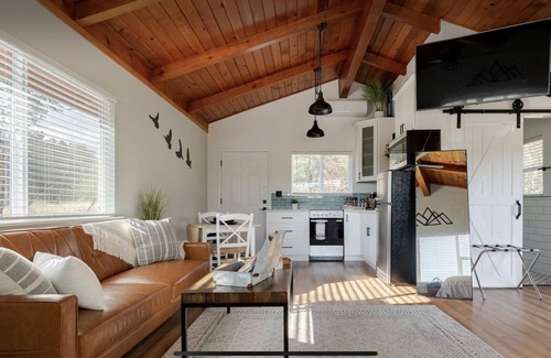 Ahwahnee Cabin | Modern Cabin with Private Jacuzzi - Casa de Manzanita