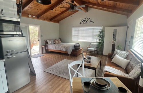 Ahwahnee Cabin | Modern Cabin with Private Jacuzzi - Casa de Manzanita