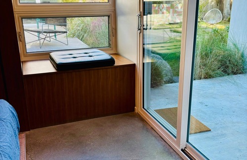 La Jolla Mesa House | Modern California beach house, indoor-outdoor living, walk to the beach