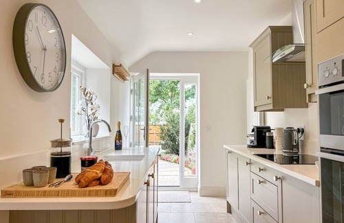Stuppington House | Modern Canterbury Townhouse - Pets Welcome & Private Parking