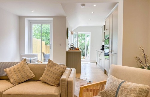 Stuppington House | Modern Canterbury Townhouse - Pets Welcome & Private Parking