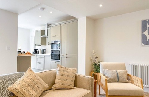Stuppington House | Modern Canterbury Townhouse - Pets Welcome & Private Parking