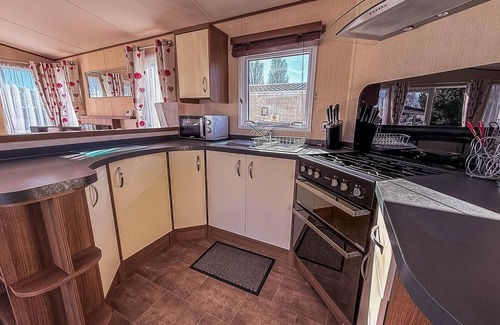 Hopton on Sea House | Modern caravan with decking at Haven Hopton-on-Sea ref 80032M