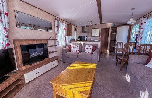 Hopton on Sea House | Modern caravan with decking at Haven Hopton-on-Sea ref 80032M