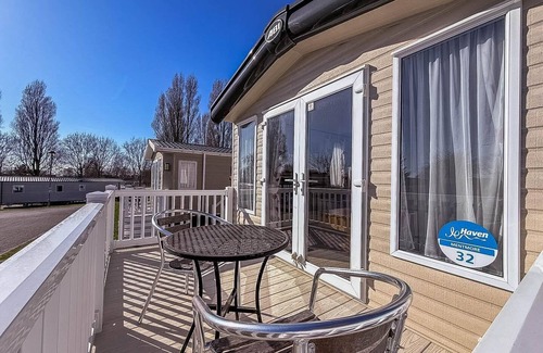Hopton on Sea House | Modern caravan with decking at Haven Hopton-on-Sea ref 80032M