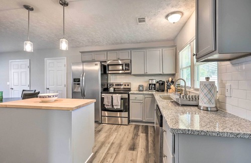 Carrollton House | Modern Carrollton Home w/ Deck - Pets Welcome