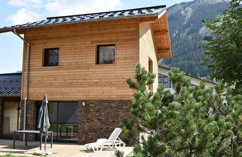 Pralognan-la-Vanoise Ski Chalet | Modern Chalet - Near Center, Sleeps 8, Parking, Close to Cable Car, Pool & Ice Rink