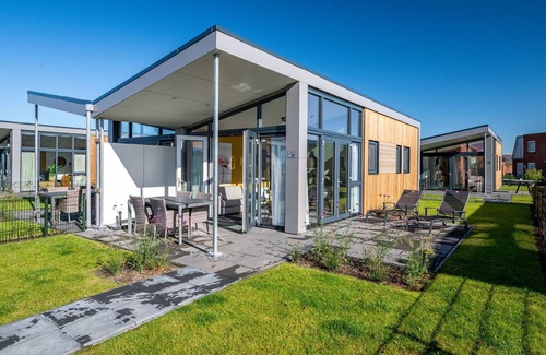 Akkrum House | Modern chalet with dishwasher, in Friesland