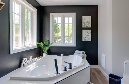 Huberdeau Ski Chalet | Modern Chalet with Spa & Pool