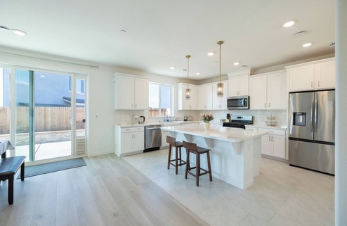 Folsom House | Modern Charming 4BR Home: Family Friendly, Office Space, Fast WiFi, Free Parking