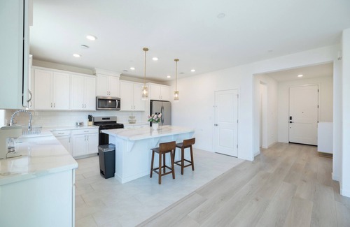 Folsom House | Modern Charming 4BR Home: Family Friendly, Office Space, Fast WiFi, Free Parking