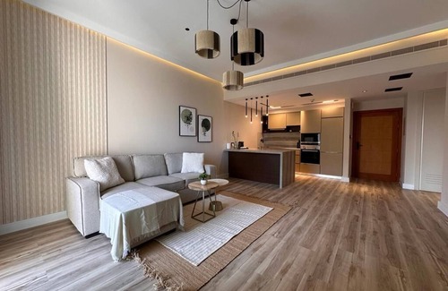 The Greens Apartment | Modern-Chic 1BR in The Greens - Central Dubai