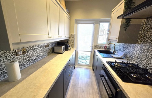 Havering House | Modern Chic: 3-Bed Retreat in Chadwell Heath