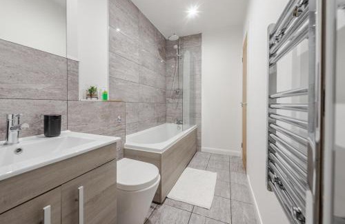 Leicester City Centre Apartment | Modern City-Centre Flat with Fast WiFi & Parking