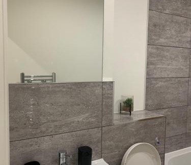 Leicester City Centre Apartment | Modern City-Centre Flat with Fast WiFi & Parking
