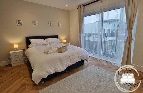 Rickmansworth Apartment | Modern City Escape by TTLG Stays