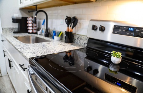 Riverside House | Modern City Haven with Expansive Back Deck and Yard – Sleeps 9