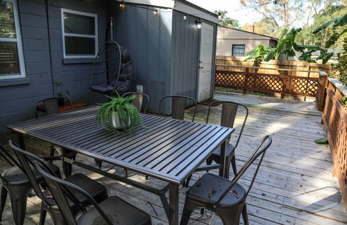 Riverside House | Modern City Haven with Expansive Back Deck and Yard – Sleeps 9