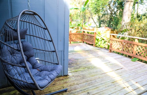 Riverside House | Modern City Haven with Expansive Back Deck and Yard – Sleeps 9