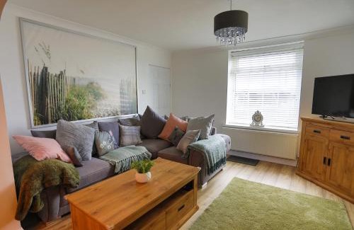 Skelton-in-Cleveland House | Modern Coastal Cottage with Hot Tub and Garden Sleeps 8