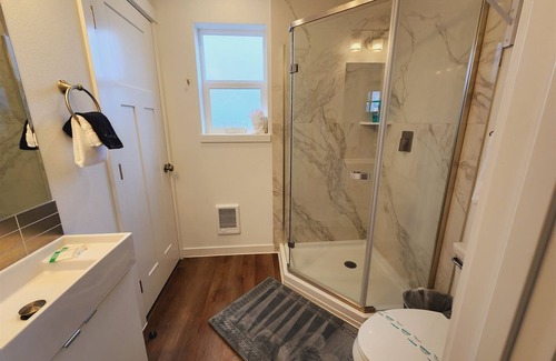 Ocean Shores House | Modern Coastal Getaways # 2 ~Brand New in Downtown Ocean Shores~