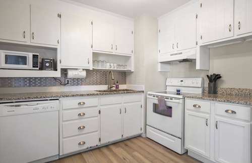 Mount Pleasant House | Modern Coastal Retreat - Walk to Dinner - Bike to Beach & Shem Creek
