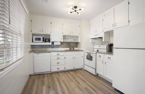 Mount Pleasant House | Modern Coastal Retreat - Walk to Dinner - Bike to Beach & Shem Creek