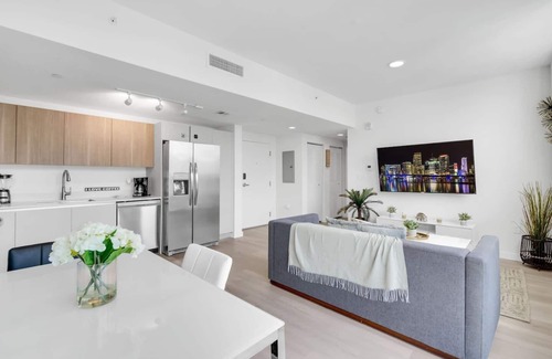 Doral Apartment | Modern Comfort: 1 Bed Retreat with Free Parking