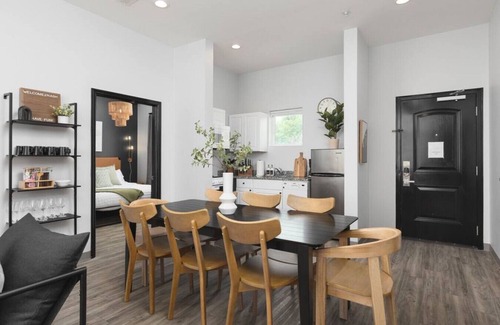 Maxwell Apartment | Modern Comfort 8 Beds, 4 Bedroom Walk to Restaurants, Bars, Coffee