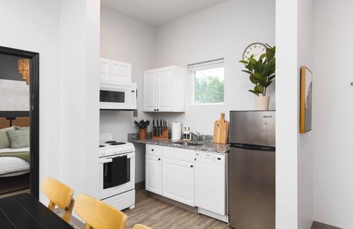 Maxwell Apartment | Modern Comfort 8 Beds, 4 Bedroom Walk to Restaurants, Bars, Coffee