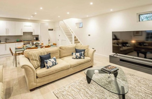 Campden Apartment | Modern Comfort Meets Classic Charm in South Kensington