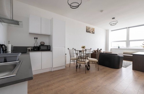 Smethwick Apartment | Modern comfort near The Hawthorns Station