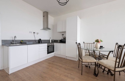 Smethwick Apartment | Modern comfort near The Hawthorns Station
