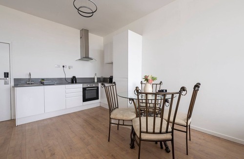 Smethwick Apartment | Modern comfort near The Hawthorns Station