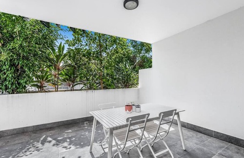 Macgregor Apartment | Modern Comfort near Westfield