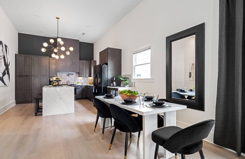 East Side House | Modern Comfort- Spa Bath+ Large Patio+ Fireplace