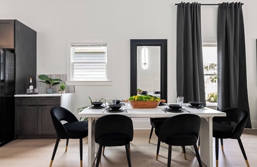 East Side House | Modern Comfort- Spa Bath+ Large Patio+ Fireplace