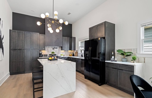 East Side House | Modern Comfort- Spa Bath+ Large Patio+ Fireplace
