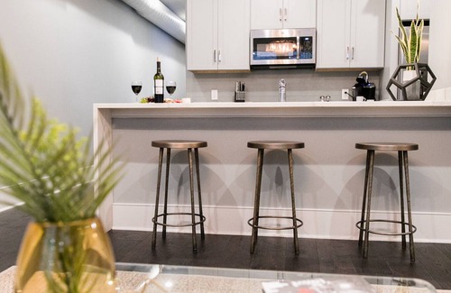Central Business District Hotel | Modern Comfort: Stylish & Cozy Retreat in New Orleans' CBD