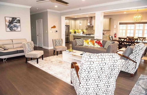 Montclair House | Modern comfort within walking distance from UKY, Kroger Field, & Chevy Chase.