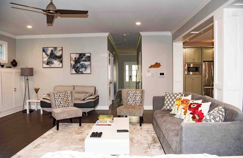 Montclair House | Modern comfort within walking distance from UKY, Kroger Field, & Chevy Chase.