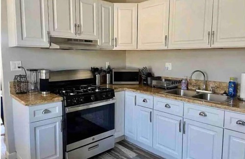 Harbor Gateway South House | Modern, Comfortable 3bd w/Backyard Space & Grill