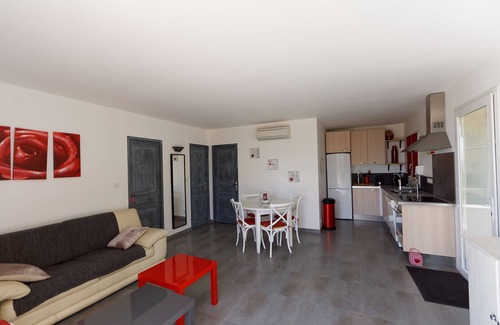 Draguignan House | Modern, comfortable 4-star gîte in a quiet woodland setting